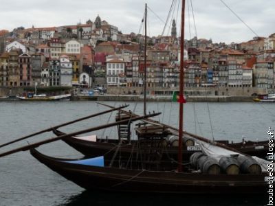Vue de Porto depuis les caves avec les bateaux transporteurs du vin